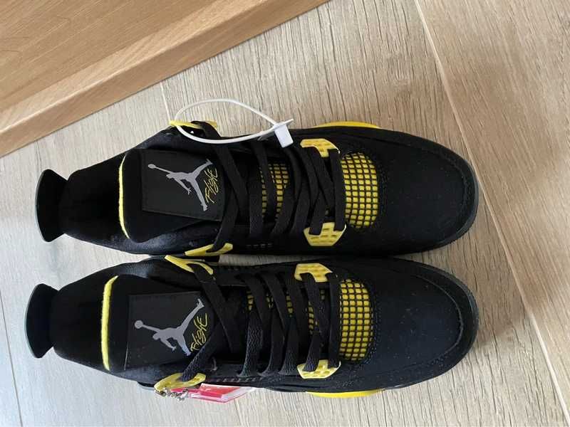 Załączony paragon Jordan 4 retro Thunder R.42