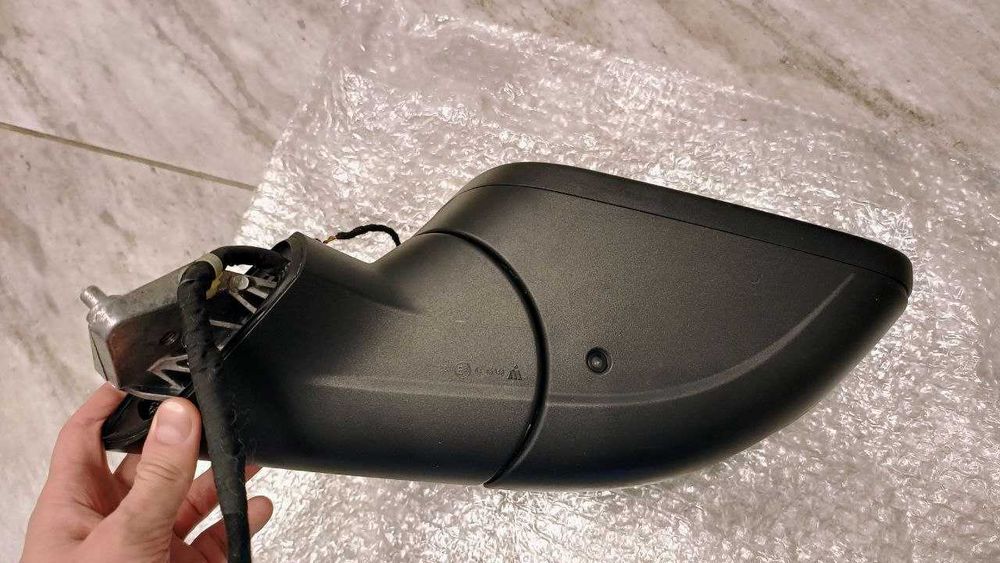 Корпус дзеркала правого на Volkswagen Tiguan