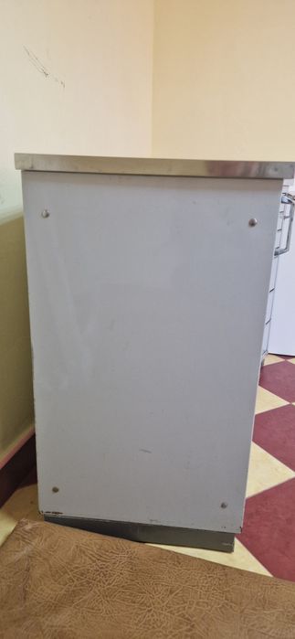 Металева тумбочка