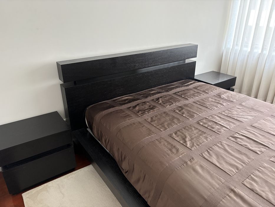 Cama de casal com sistema elevatório e duas mesinhas cabeceira
