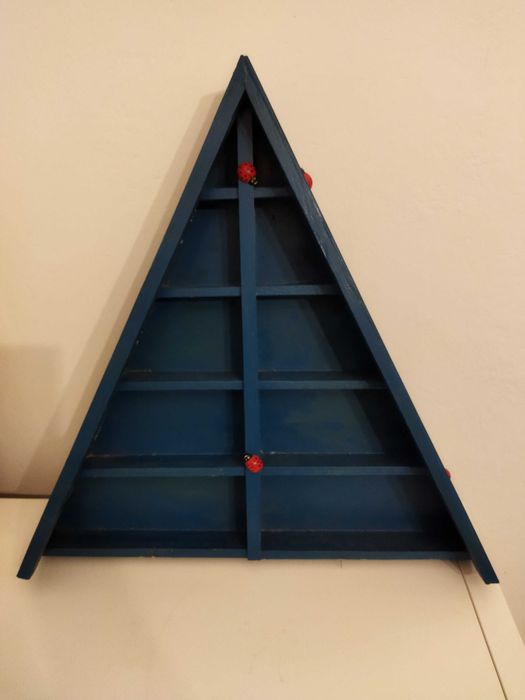 Niebieska drewniana półeczka,  imitacja choinki, na prezent