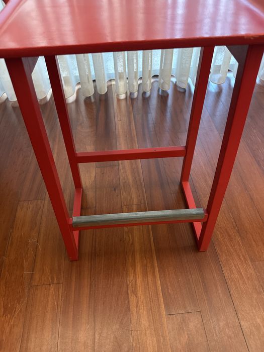 Banco Alto / Mesa de Apoio em Madeira Vermelha
