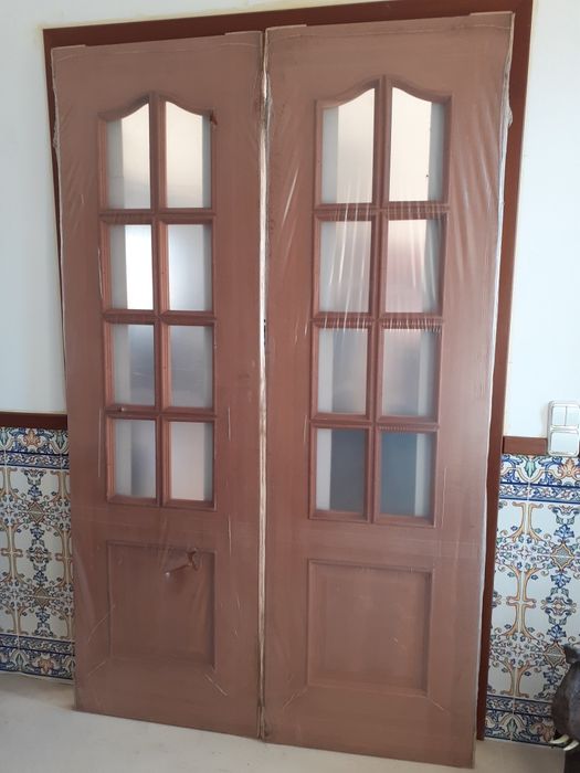 Portas em madeira novas