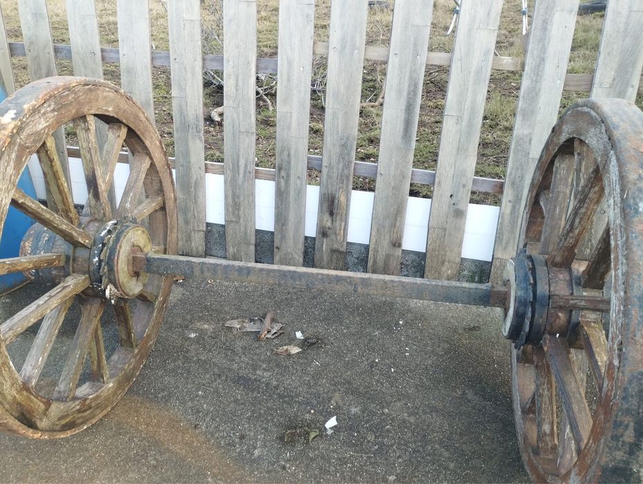 Duas rodas de carroça antiga.