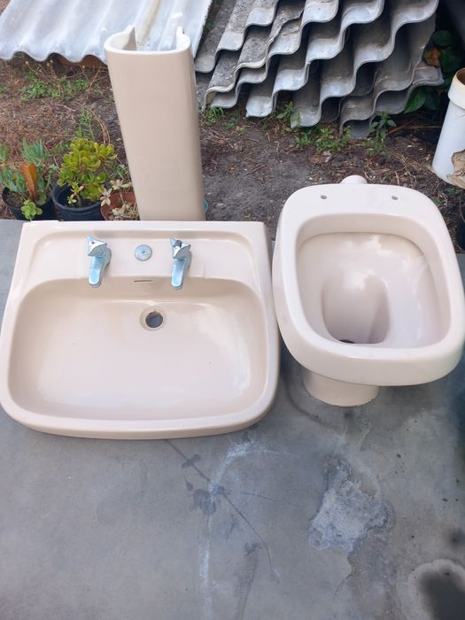 sanitários para wc. em perfeito estado. O preço inclui as 4 peças.