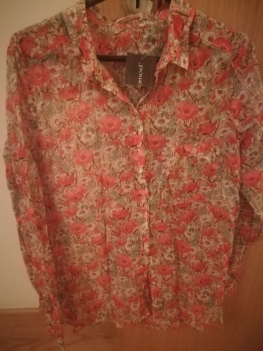 Camisa com padrão de flores