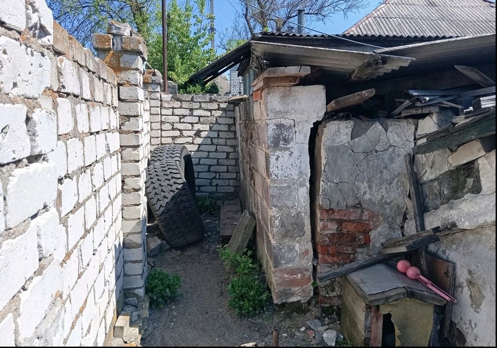 Продам полдома Змиёв Харьковская область..Недорого.