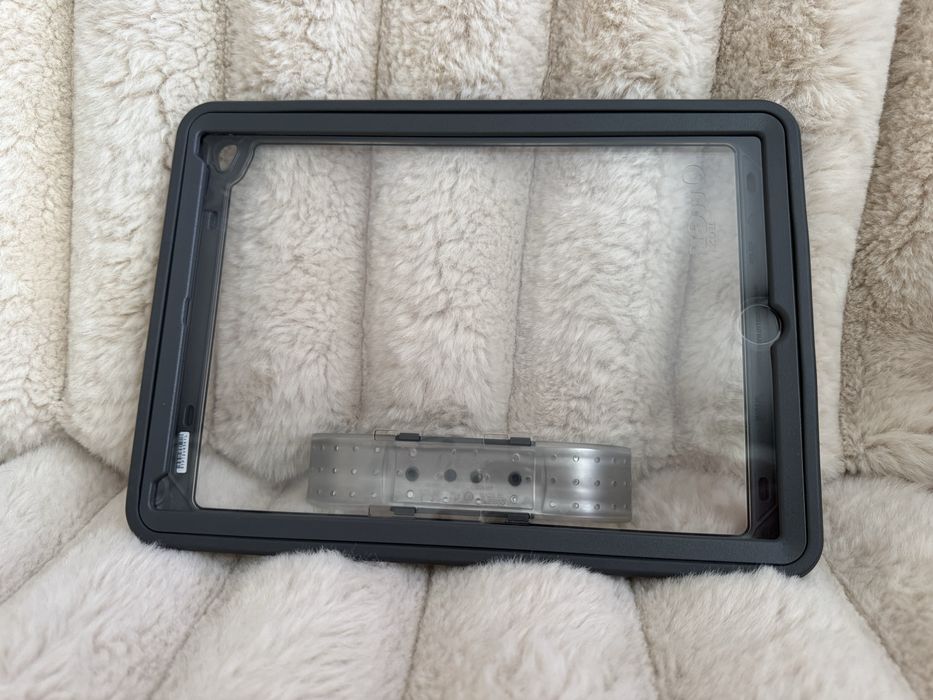 Pancerne Etui do Tabletu z Metalową Podstawką - Czarne ipad