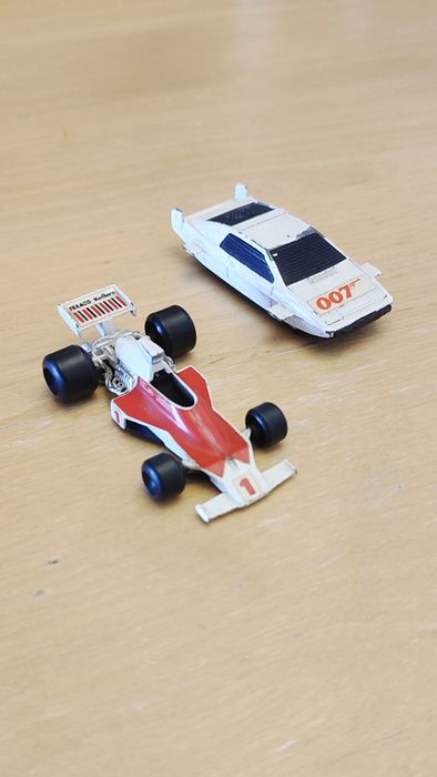 2 carros Corgi e Polistil anos 70