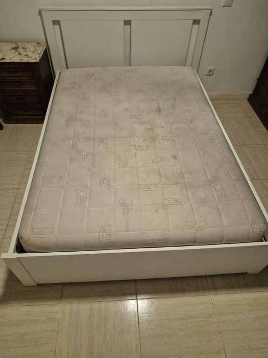 Cama grande em bom estado