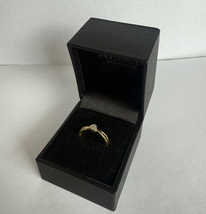 Pierścionek (zaręczynowy) złoty AIMOR z diamentami 0,08 ct