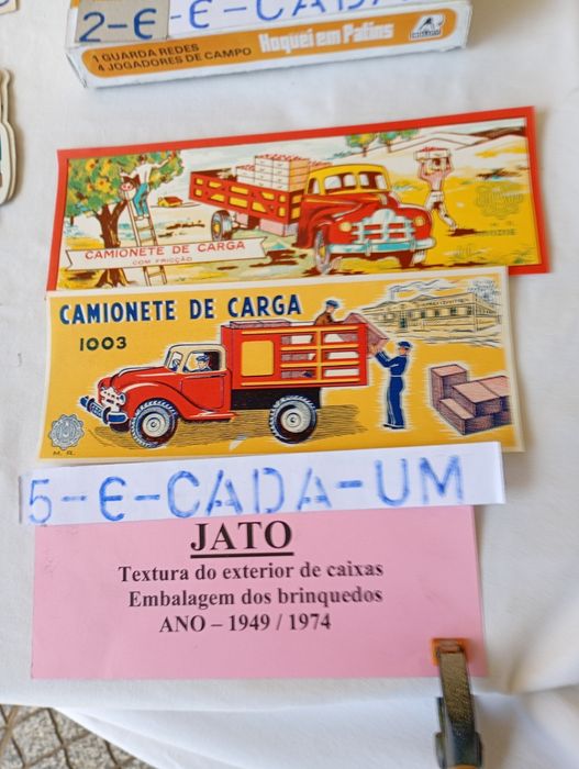 Várias embalagens de brinquedos antigos