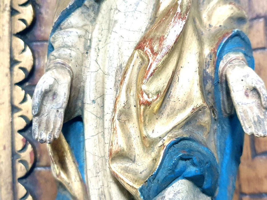 Lindo oratório de suspensão mural em talha policromada e dourada