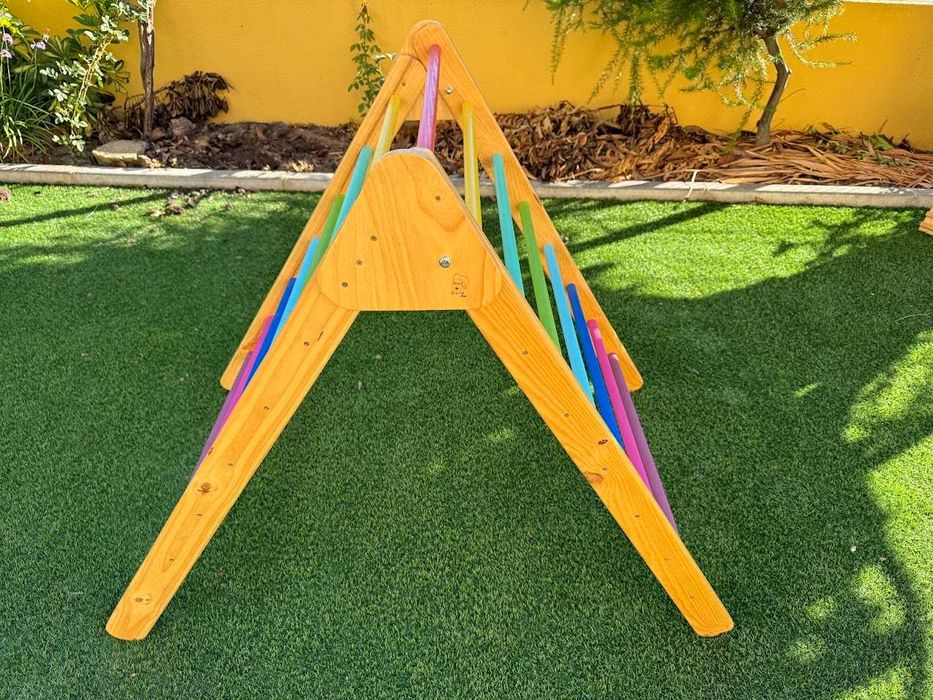 Triângulo de Pikler com prancha de escalada/escorrega colorido