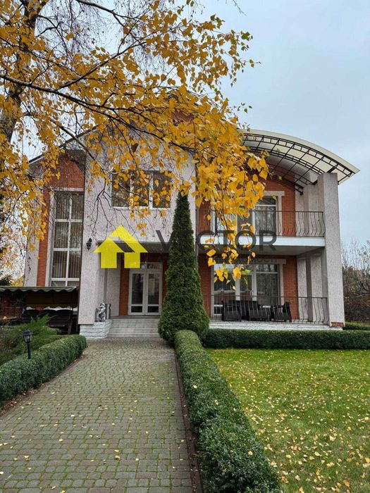 Двоповерховий будинок у місті з гаражем та підвалом!