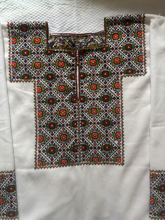 Вишиванка жіноча,1800 грн.