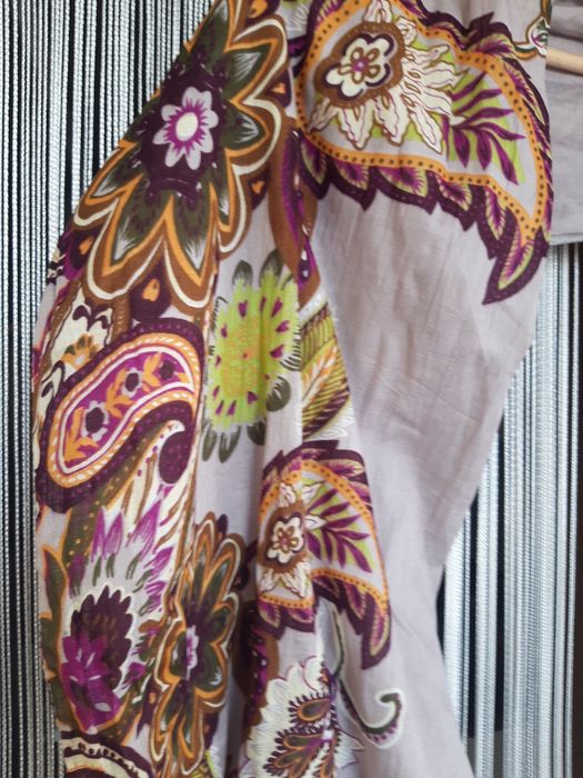 Écharpe 100% algodão com padrão floral de tons arroxeados
