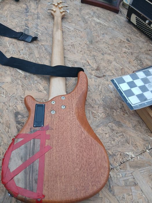 Бас гитара     .