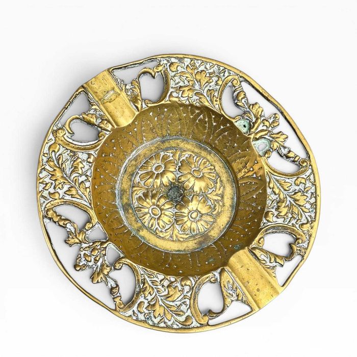 Cinzeiro Chão Antigo em Metal Dourado com Pé Alto e Prato Trabalhado | 68 cm | 1,710 kg