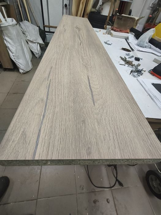 Підвіконня із вологостійкої стільниці.