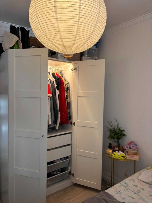 Roupeiro IKEA PAX personalizado com gavetas, cestos e iluminação