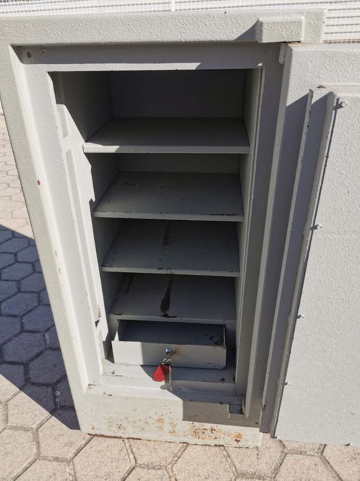 Cofre 55cm X 60cm X 1,20cm altura.