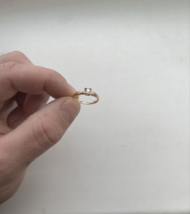 Золотое помолвочное кольцо