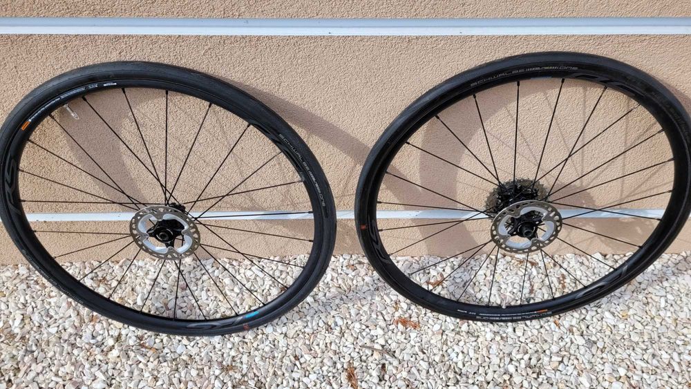 Kola szosowe Shimano 28 z oponami Schwalbe ONE