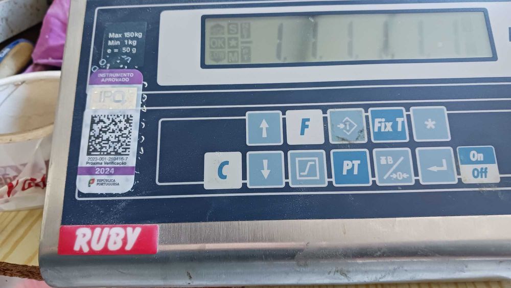 Balanças de suspensão fixas na parede.