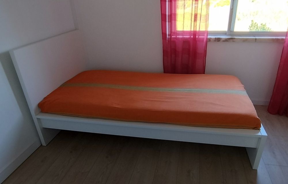 Cama Malm 0,90Mx2,00M com colchão