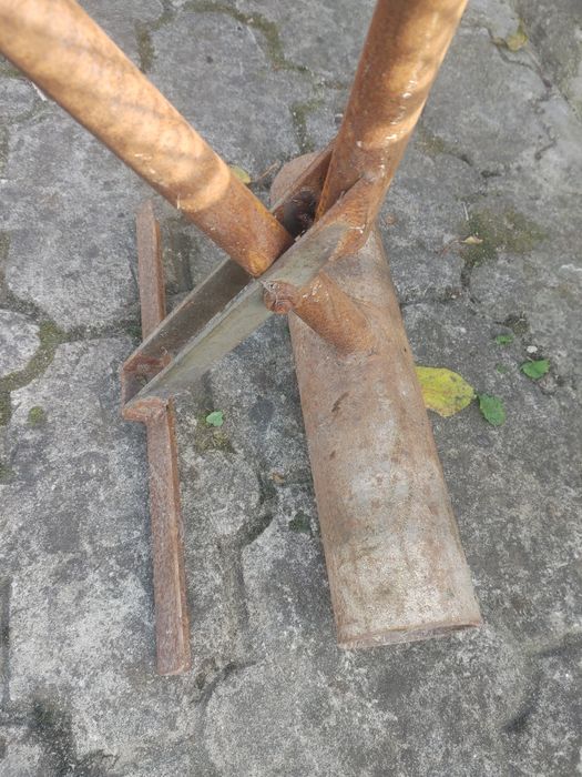 Ручний пристрiй для згинання бляхи в жолоб