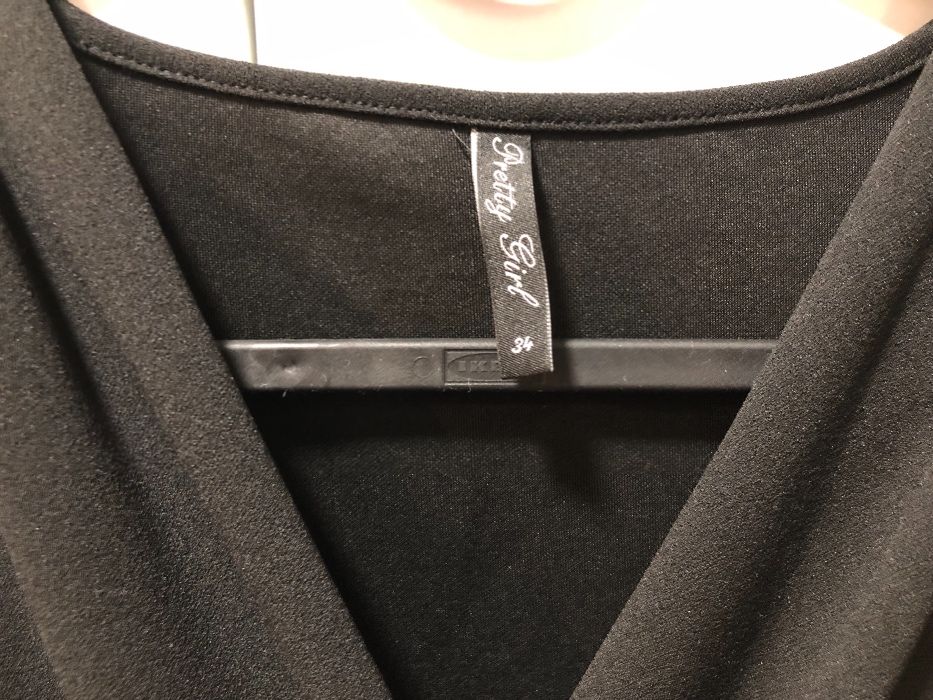 Czarna sukienka z dekoltem V