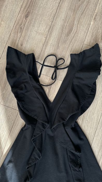 чорна сукня з воланами рюшами