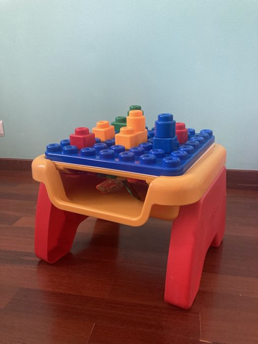 Mesa de atovidades Bebe