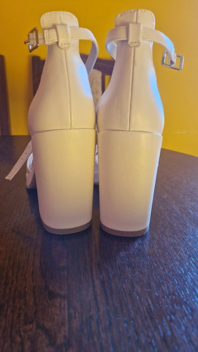 Білі босоніжки 36 розмір