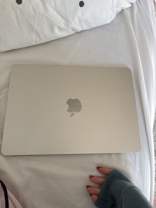 MacBook Air 13,6 polegadas/ 494,38 GB e vem com a caixa
