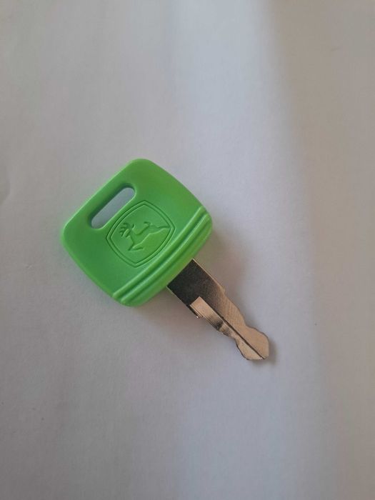 Kluczyk John Deere zielony