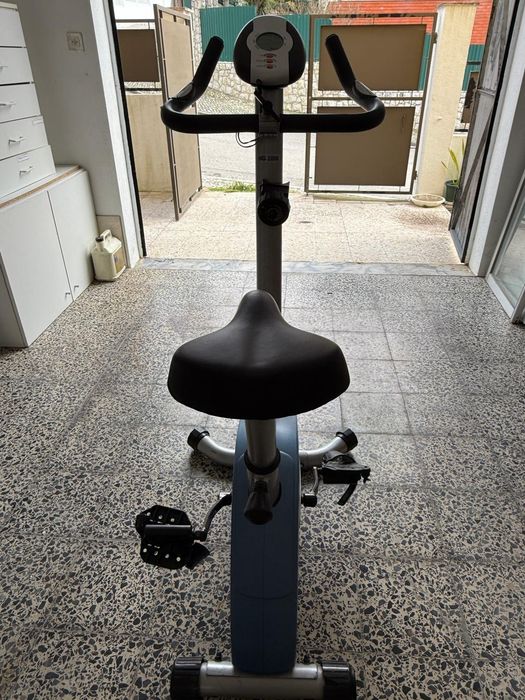 Bicicleta estática Domyus MG2000 usada em bom estado