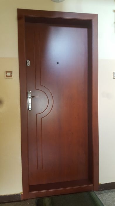 Drzwi do domów i mieszkań z montażem