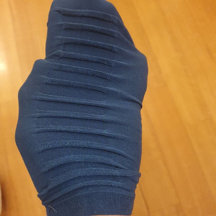 Niebieskie legginsy ze ściągaczami