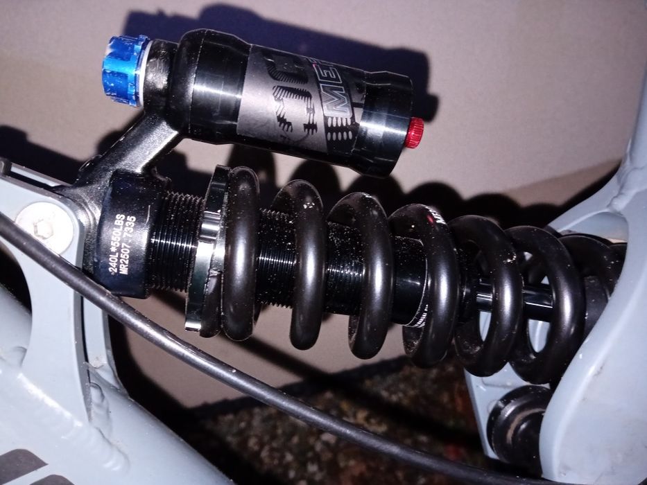 Kellys Noid  27.5 M enduro/downhill  (nie Giant)