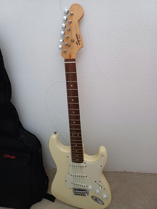 Guitarra Elétrica Squier Stratocaster