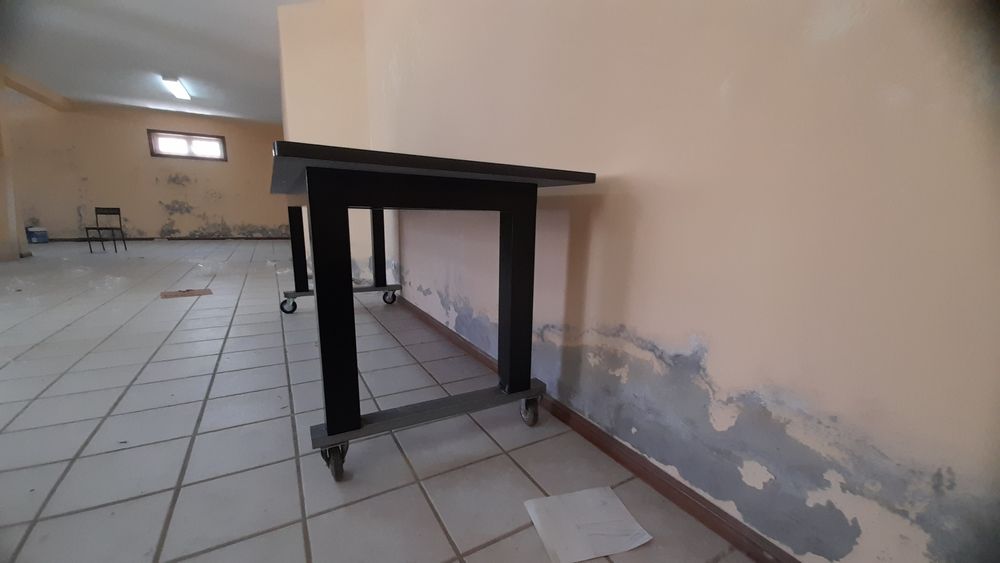 Mesa com tampo em granito