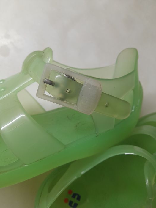 Sandálias verde água da marca Chicco
