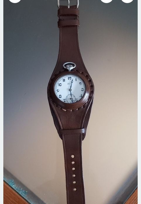 Bracelete em couro, castanha, para relógio de bolso.