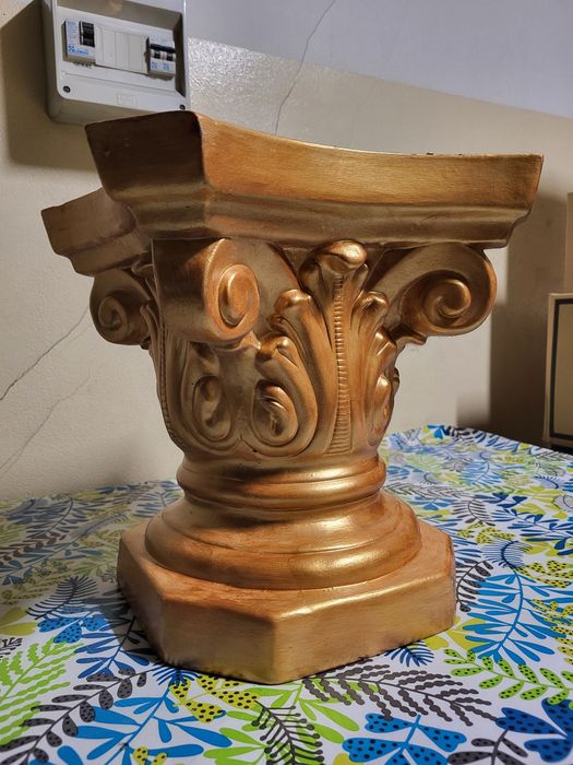 Floreira + base em dourado