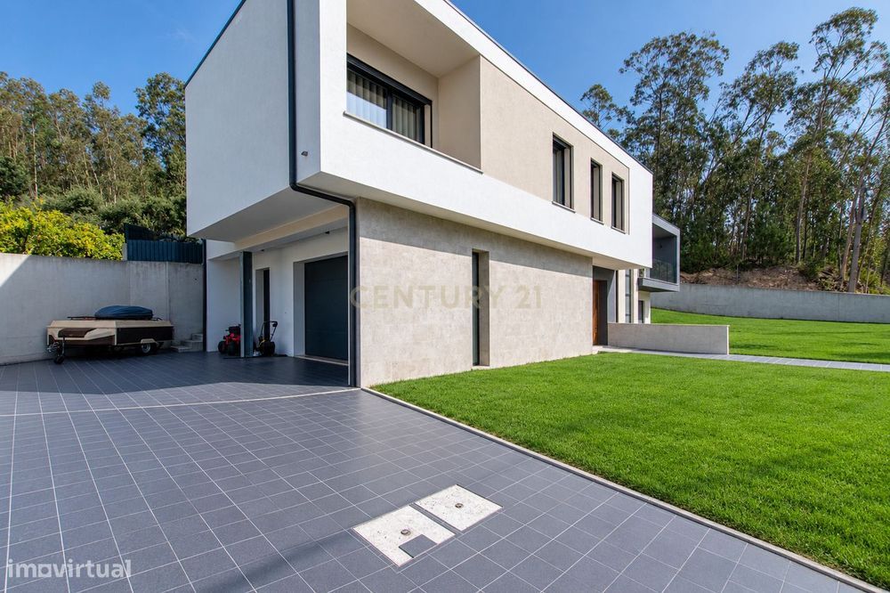 Moradia T4 semi-nova com Piscina, Garagem + Parcela de Terreno Rústico