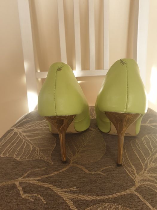 Buty na złotej szpilce