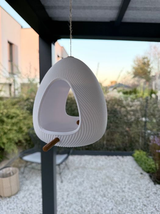 Nowoczesny karmnik dla ptaków – stylowy, lekki biały