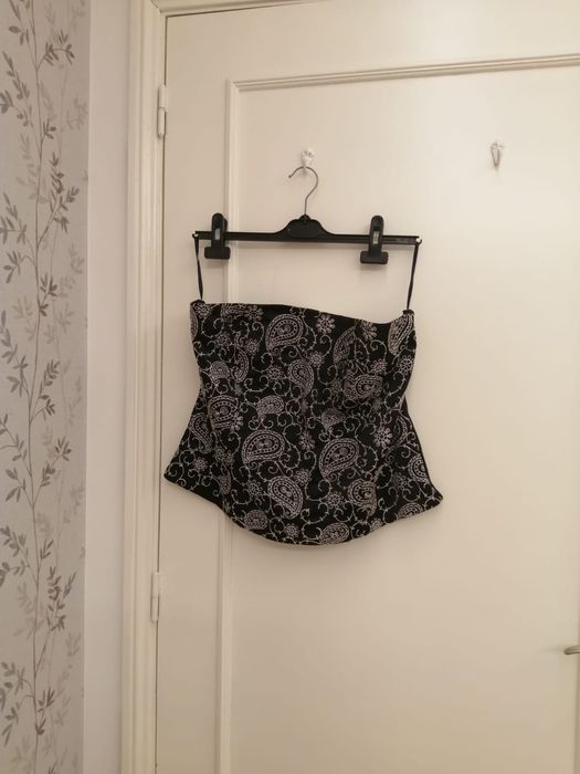 Top branco e preto de mulher